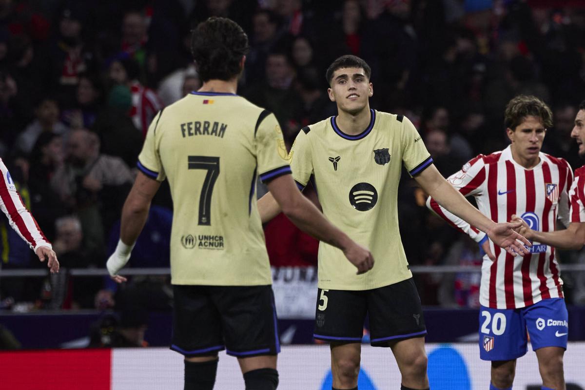 Pau Cubarsí muestra su perplejidad con Ferran mientras los dos esperan que el Var revise el gol de la defensa.