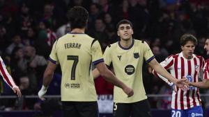 Pau Cubarsí muestra su perplejidad con Ferran mientras los dos esperan que el Var revise el gol del defensa.