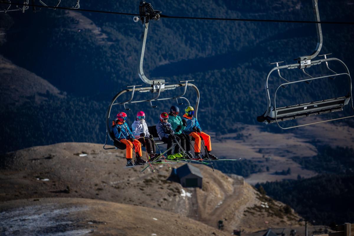 El aumento de las temperaturas significa que la gran mayoría de las estaciones de esquí del mundo ya dependen de la nieve artificial para aumentar la capa de nieve y prolongar la temporada, pero una racha récord de clima templado a fines de diciembre significa que incluso la nieve artificial ya no es posible en algunas áreas como en La Molina