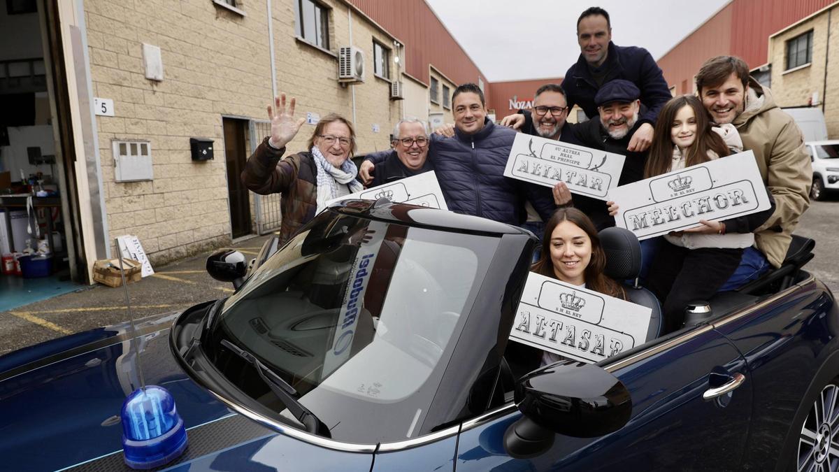 Los chóferes de la Cabalgata de Reyes de Gijón se preparan para "el día más especial del año"