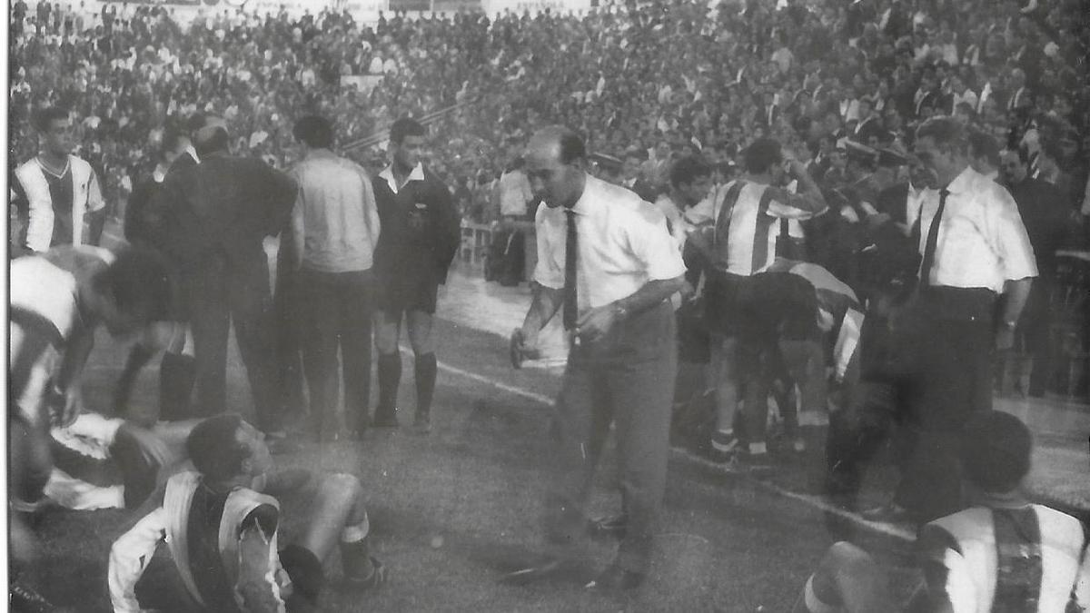 El técnico blanquiazul Bermúdez dando instrucciones a sus hombres antes del inicio de la prórroga ante el Elche.