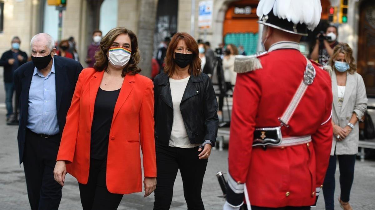 Representantes del ayuntamiento de Barcelona, durante la ofrenda floral.