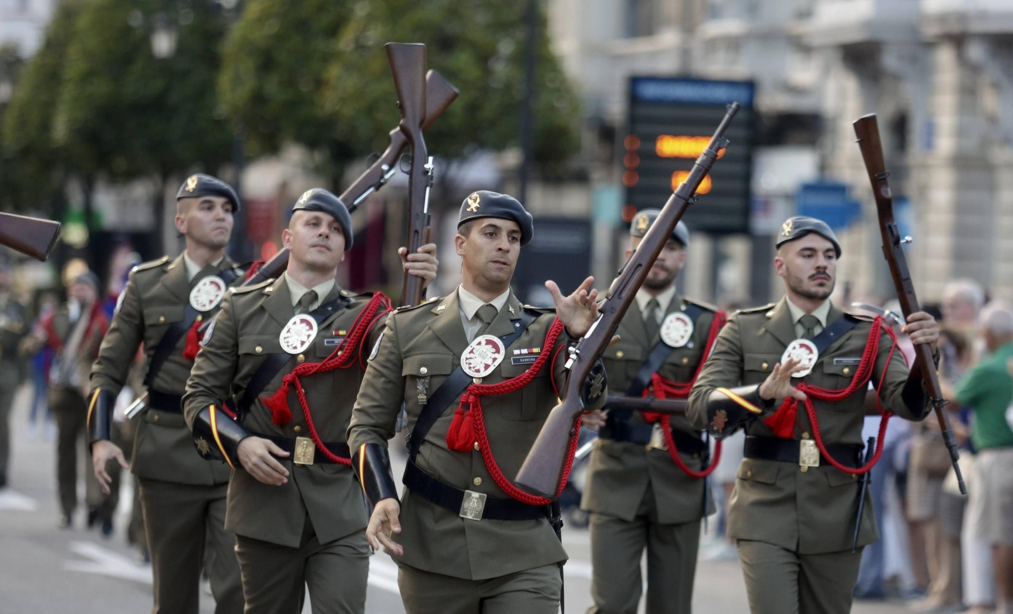 EN IMÁGENES: Así fue el izado de la bandera de España en la plaza de la Escandalera de Oviedo