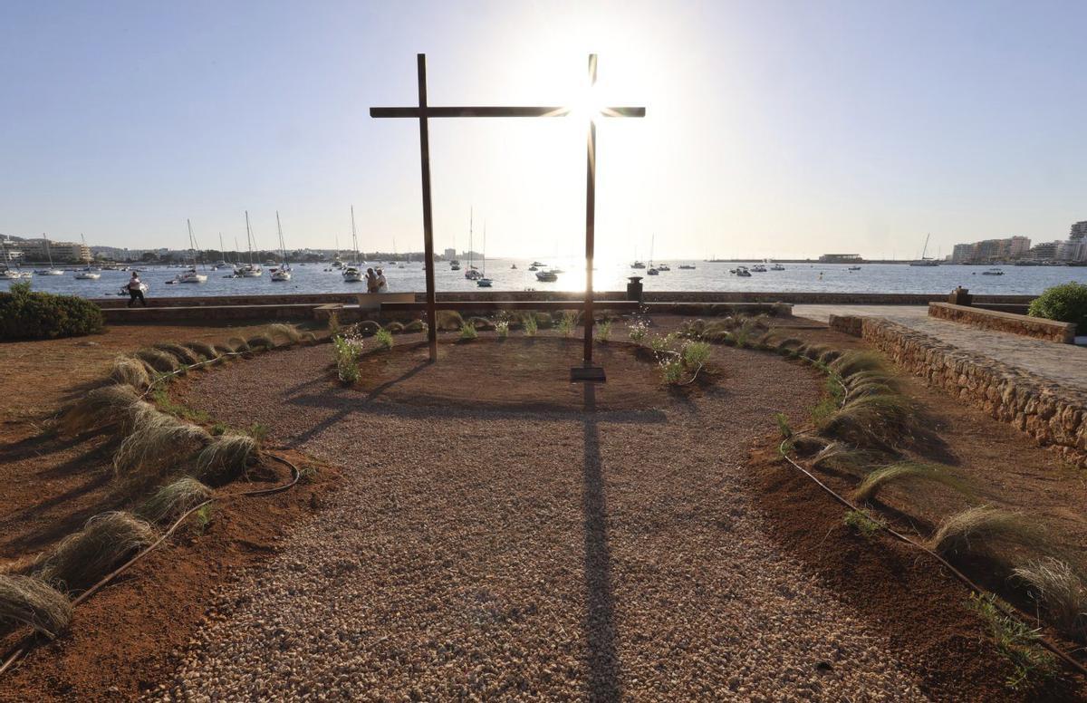 La escultura pública ‘Hashtag’, ubicada en sa Punta des Molí, en Sant Antoni, es de acero corten. | J.A. RIERA