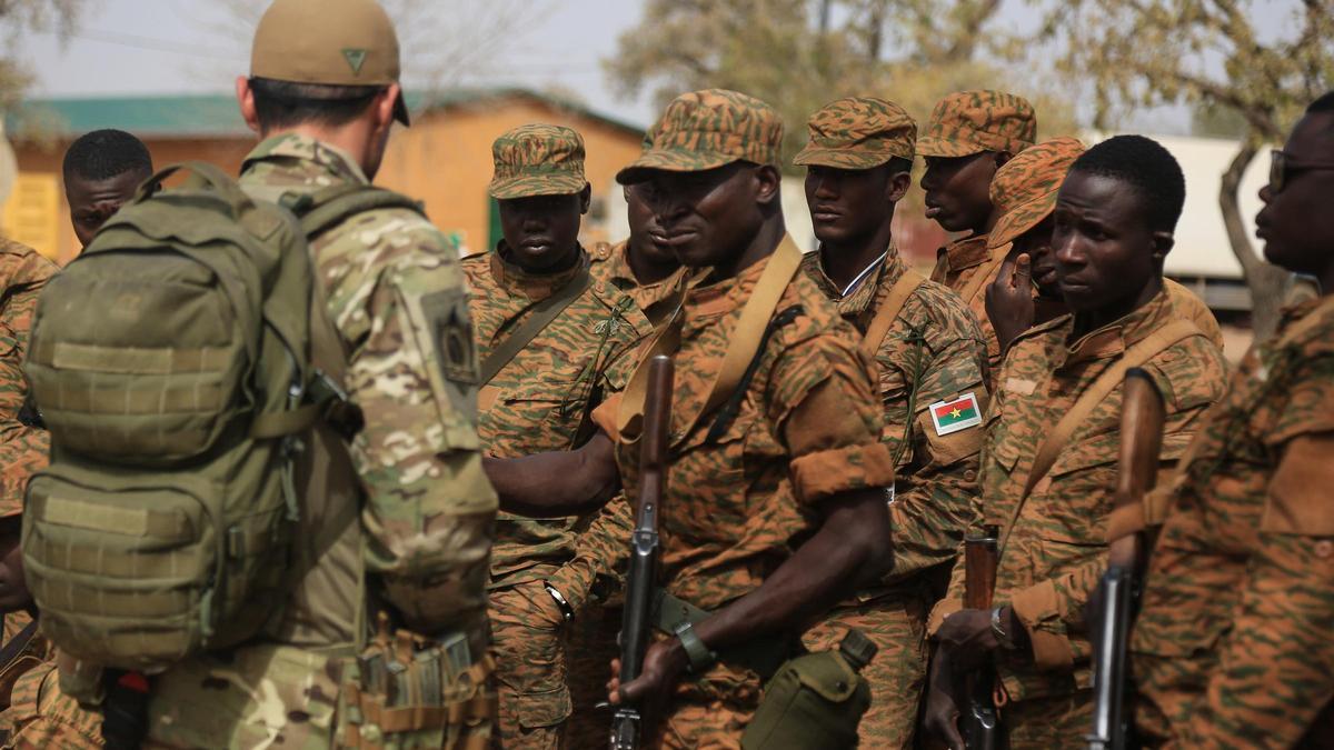 Un grupo de soldados del Ejército de Burkina Faso.