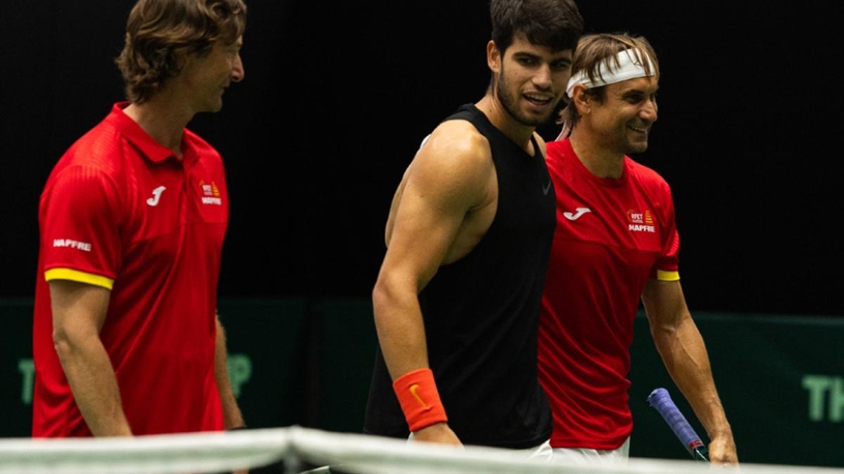 Alcaraz, en el entrenamineto junto a Ferrero y Ferrer.