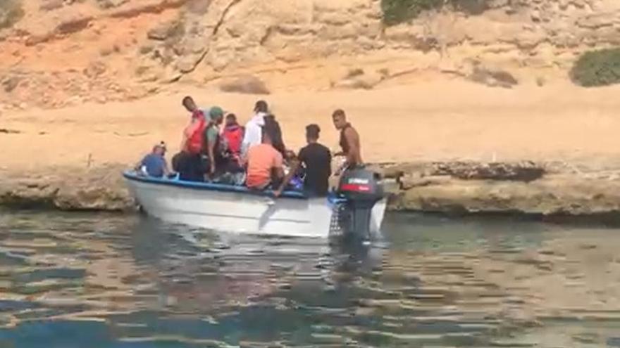 Migranten aus Algerien gehen am 14.8. am Strand von Portals Vells in Calvià an Land.
