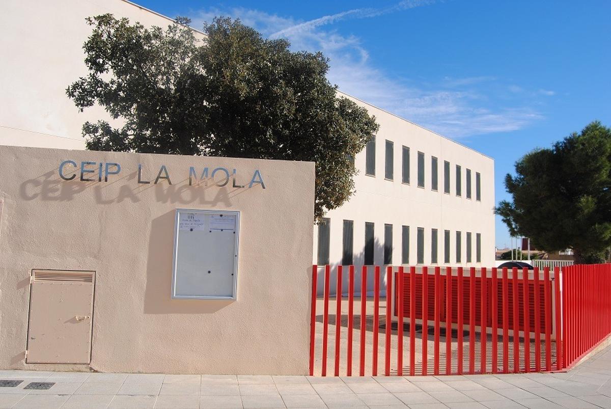 Fachada actual del colegio La Mola de Alcossebre, en la costa de Alcalà.