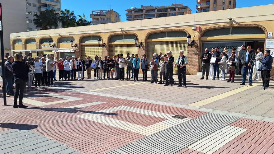 Los vecinos de La Cala de La Vila Joiosa guardan un minuto de silencio por la familia fallecida en el incendio