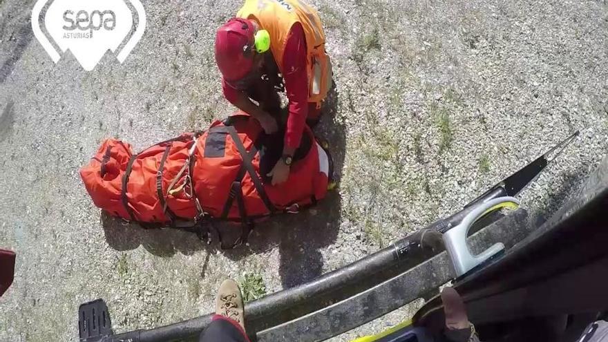 Herido un ganadero en Ibias al caer en el monte desde varios metros de altura