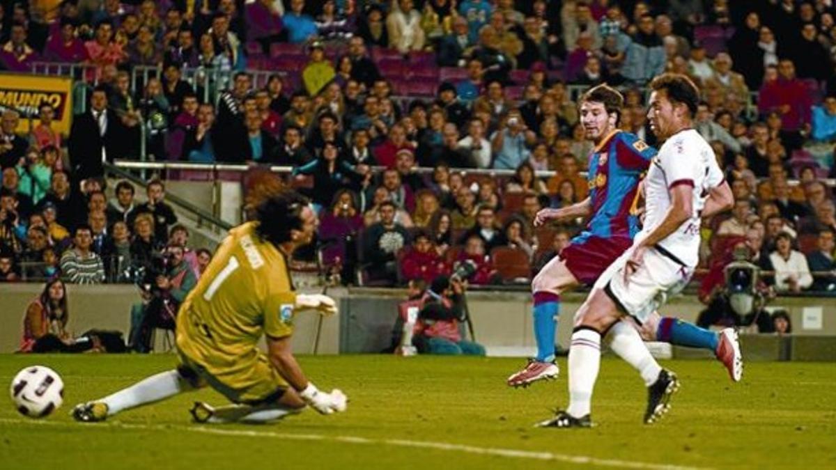 Messi supera la salida de Ricardo para marcar el segundo tanto, ayer en el Camp Nou.