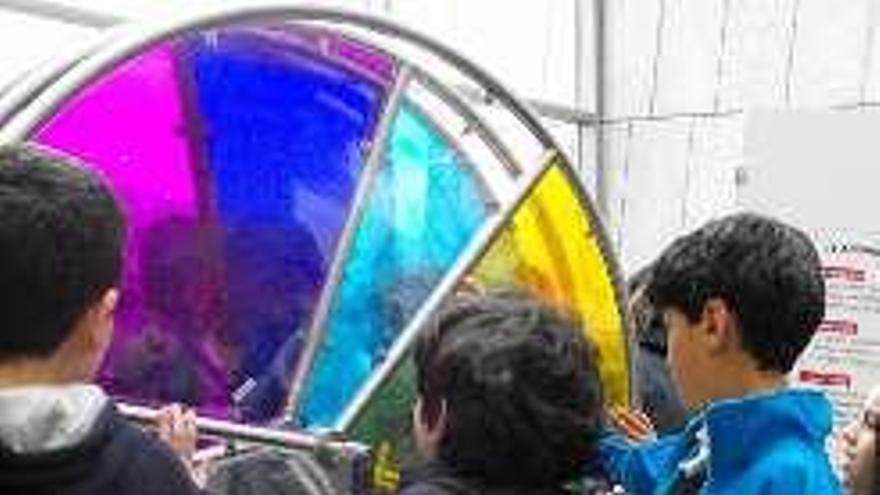Tres niños, en la exposición.
