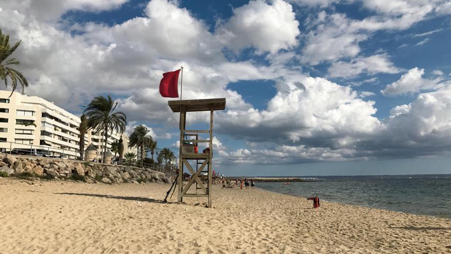 La playa de Can Pere Antoni con bandera roja este verano por otro vertido de fecales.