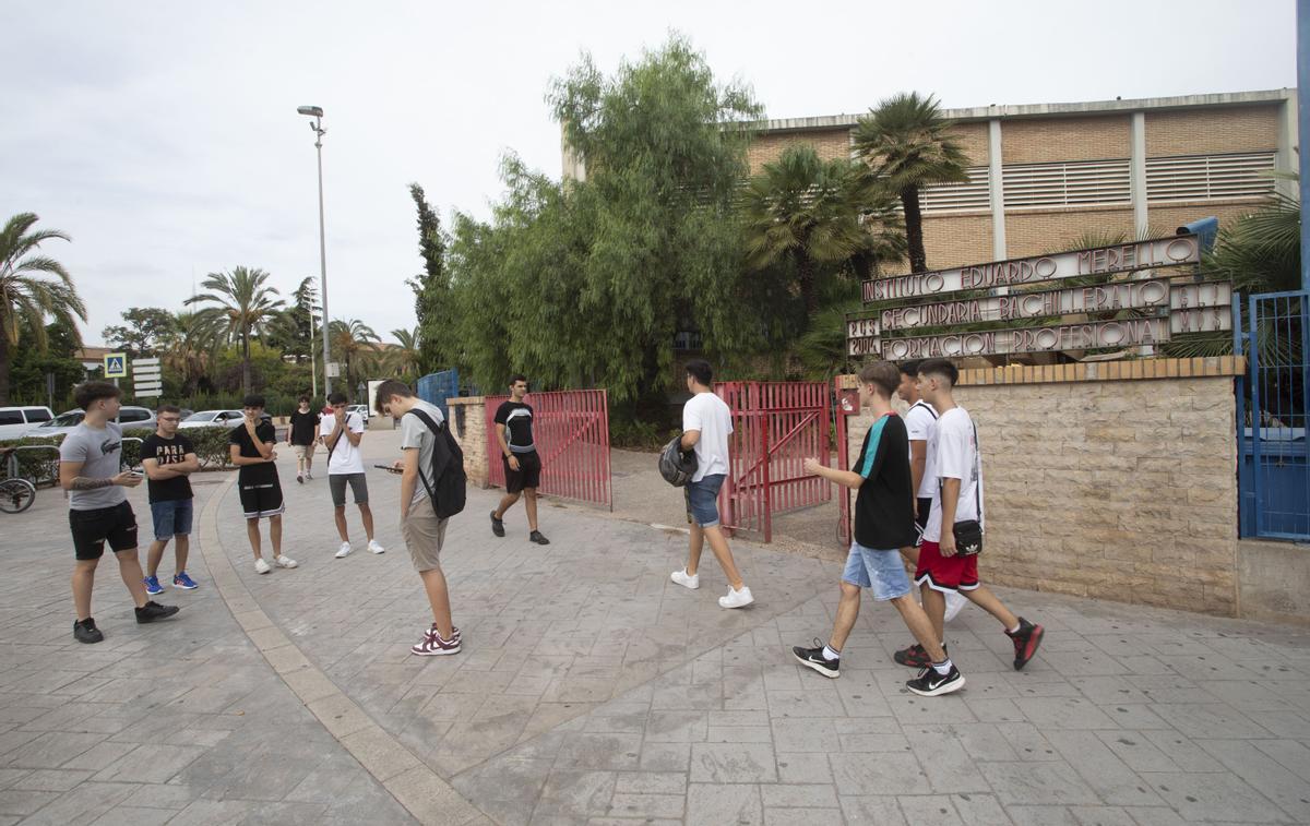 Varios jóvenes a las puertas de un instituto de València, en una imagen de archivo