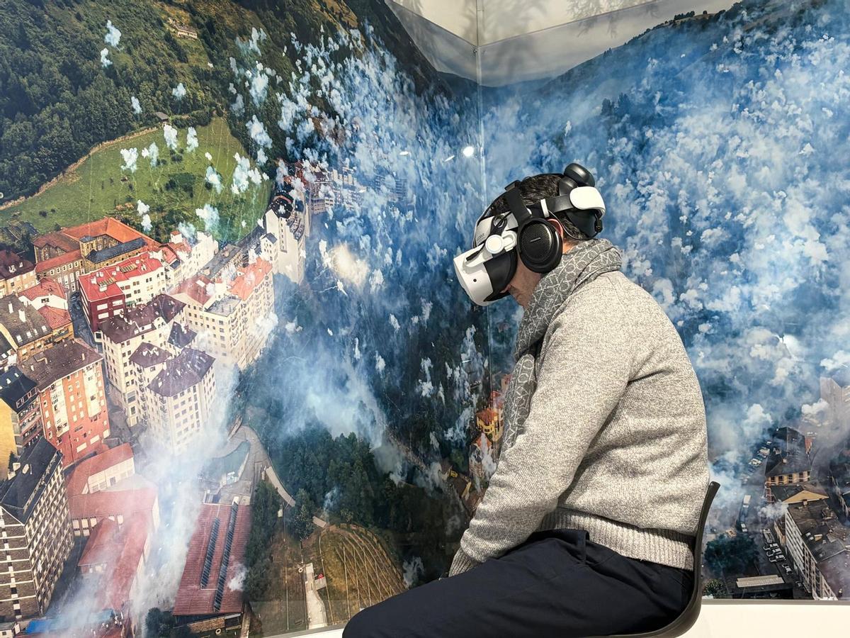 Luis Benito disfrutando de la visualizacion de la Descarga en realidad virtual.