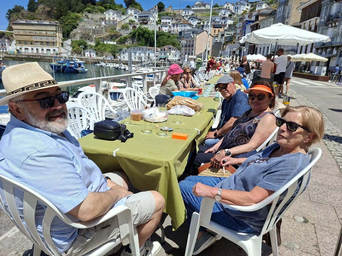 En imágenes: el muelle de Luarca es un hervidero para celebrar su comida en la calle