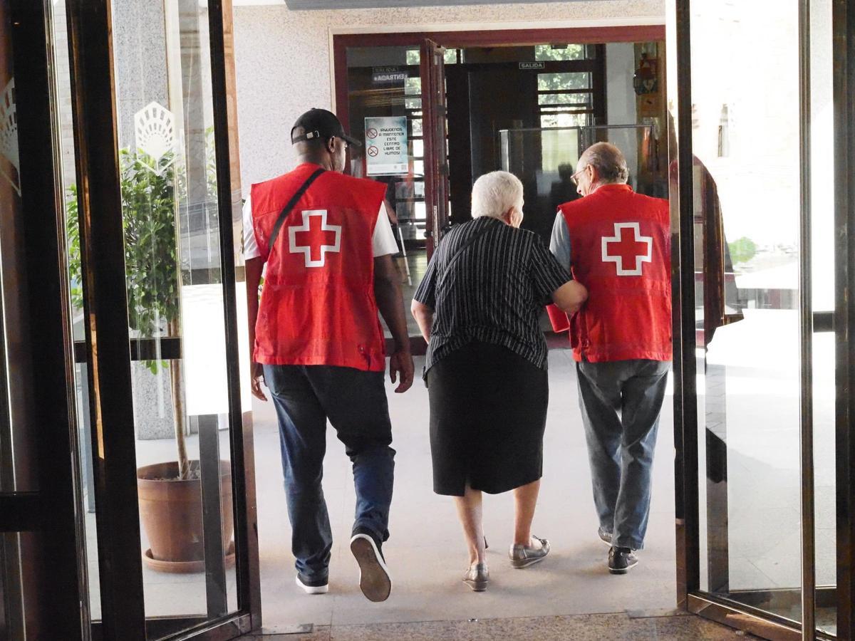Acompañamiento a personas mayores por voluntarios de Cruz Roja.
