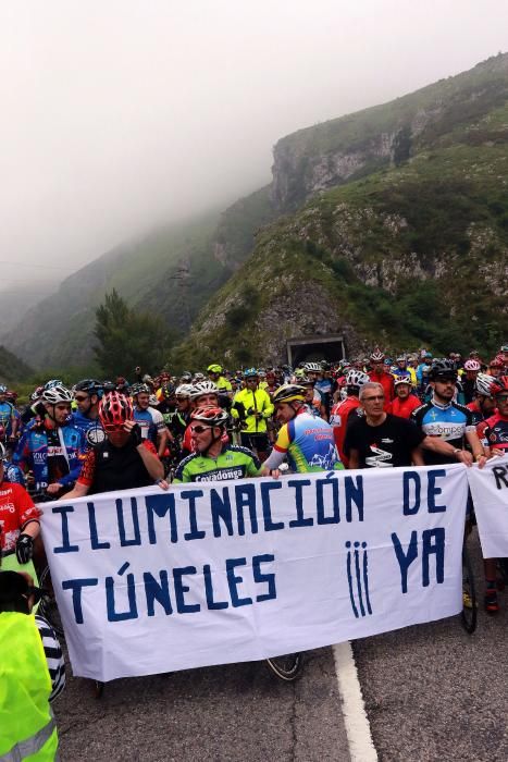 Concentración de ciclistas en los túneles de la vieja carretera de Mieres a Oviedo