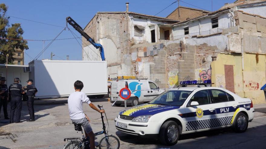 Instante del montaje de las nuevas instalaciones policiales en el barrio del Cabanyal de València.