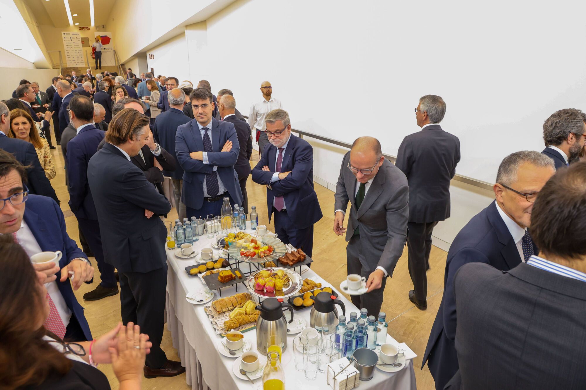 Los participantes e invitados al Foro del Noroeste charlan durante una pausa para el café. 