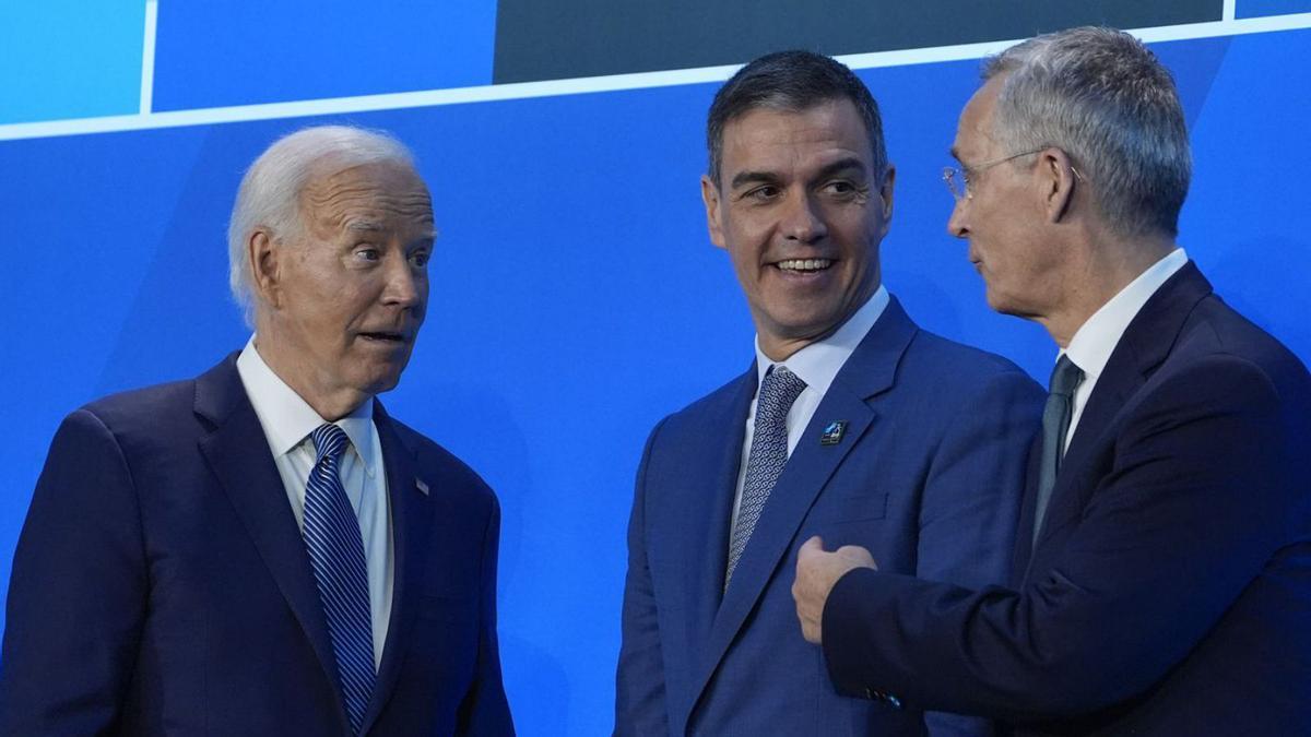 D’esquerra a dreta, Joe Biden, Pedro Sánchez i Jens Stoltenberg, ahir a la cimera de l’OTAN. | EVAN VUCCI / AP