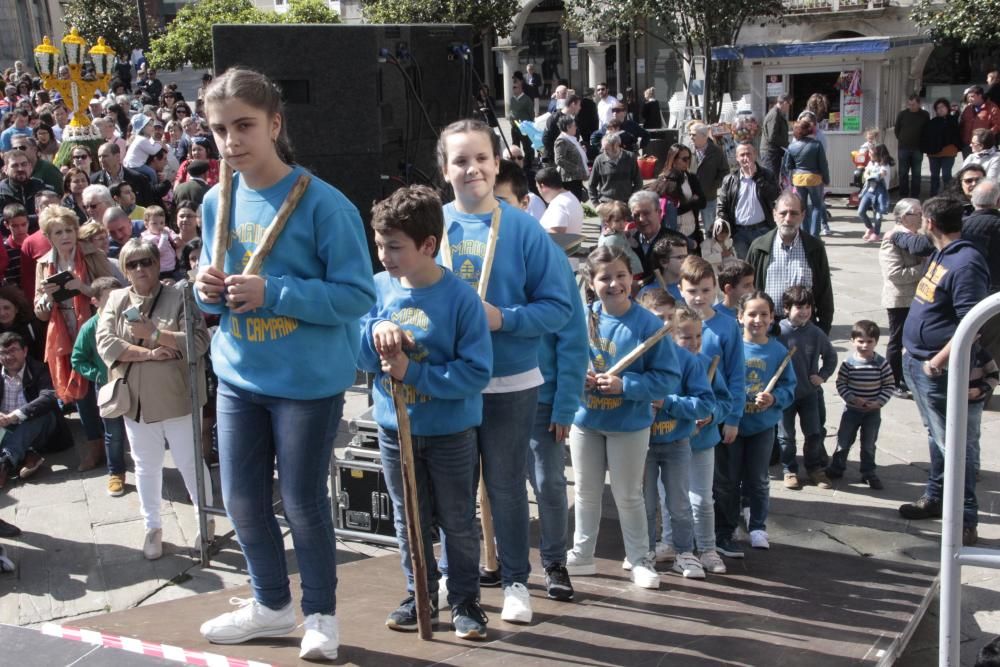 Cantos, humor y flores en los "maios" de Pontevedra