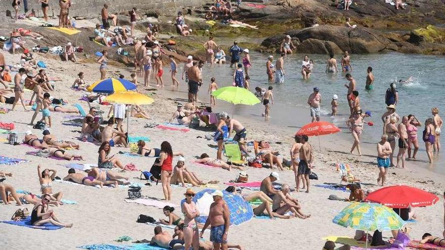 Bañistas en la playa coruñesa de Riazor.