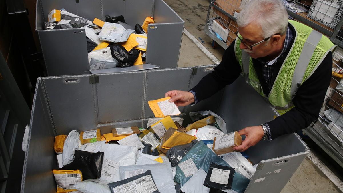 Envíos procedentes de China y otros países en las instalaciones de Correos.