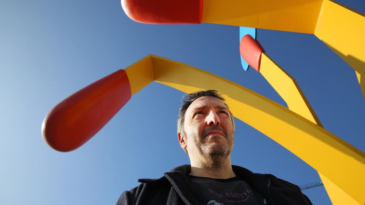 Carlos Zanón y la escultura 'Els Mistos'