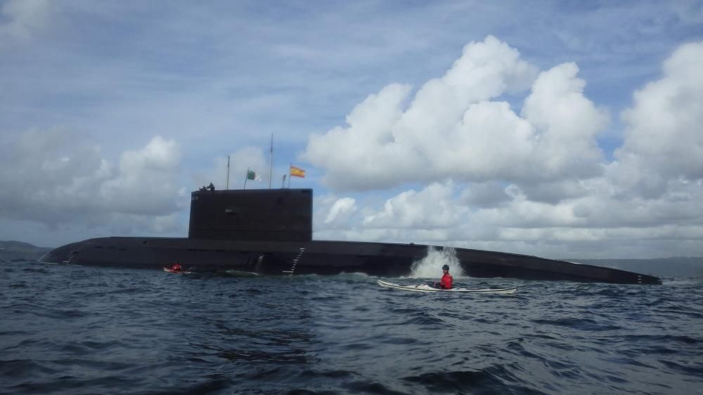 Un submarino de la Armada argelina solicitó fondear en la ría de Ares por el mal estado del mar. El colectivo de regatistas se acercó a saludar y tomarse fotografías con miembros de la tripulación.
