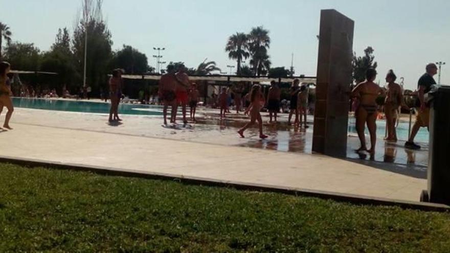 Imagen de una usuaria de la piscina de Catarroja cuando se anunció el desalojo por presencia de heces.