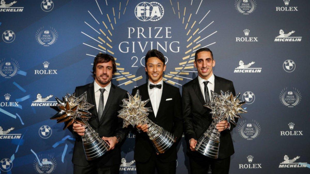 Alonso, con sus compañeros Nakajima y Buemi, en la Gala de Campeones FIA