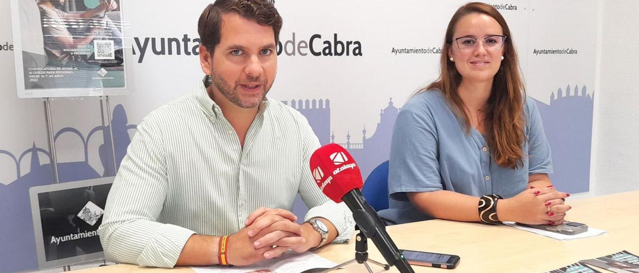 El alcalde, Fernando Priego, junto a la concejala de Juventud, Sara Alguacil.