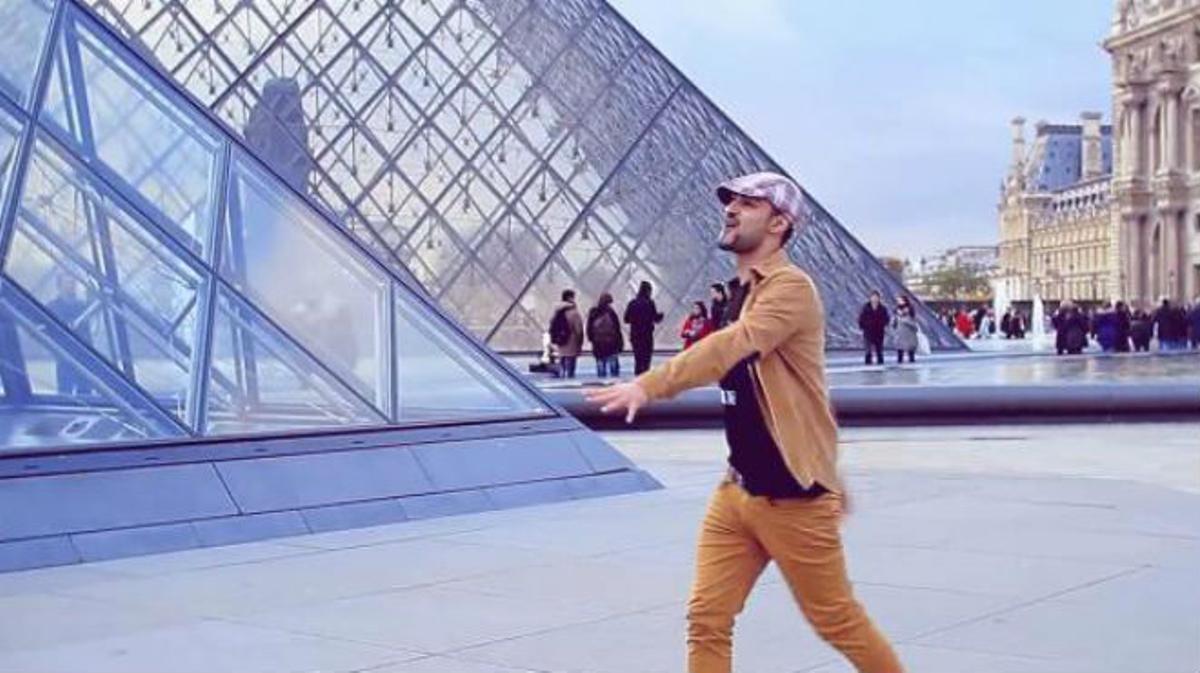 Versió de ’Happy,’ de Pharrell Williams, a París.