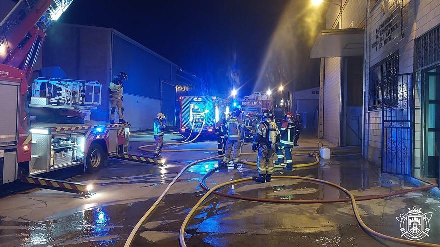 Un incendio calcina una nave industrial con vehículos en Villalmanzo (Burgos)