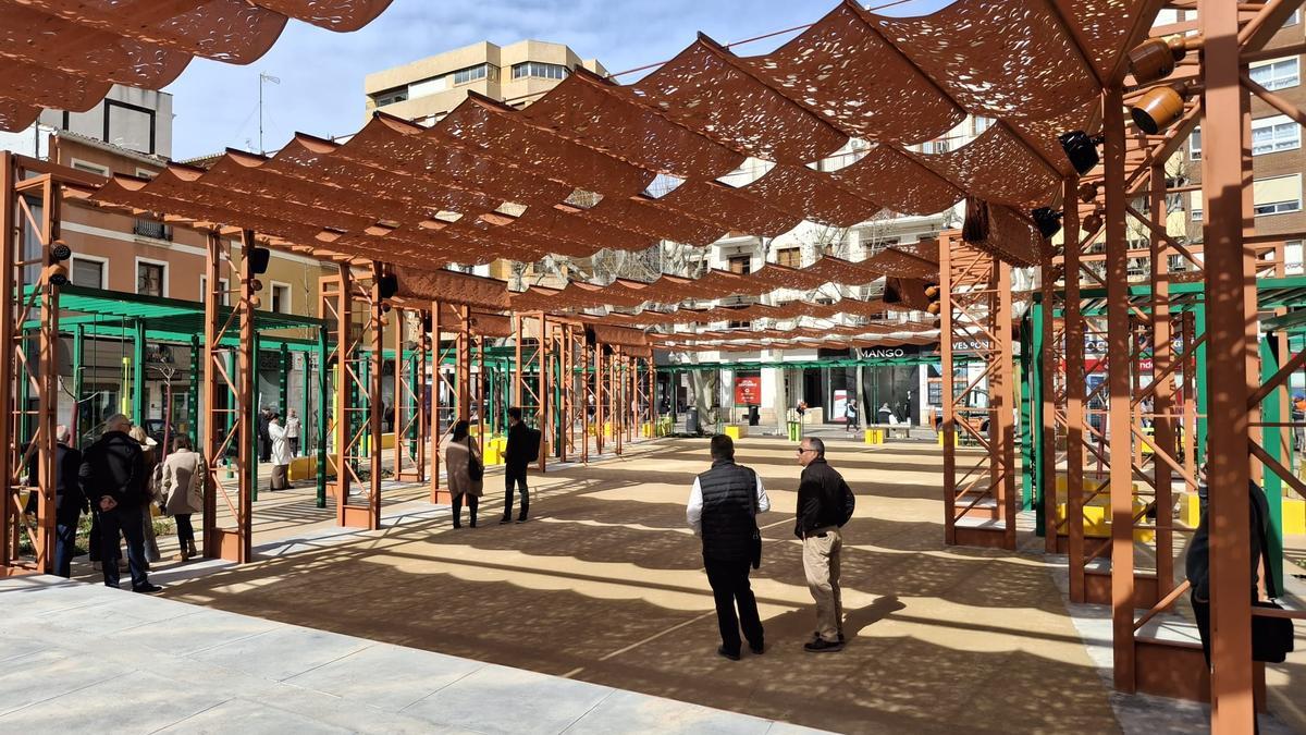 La plaza con los toldos desplegados