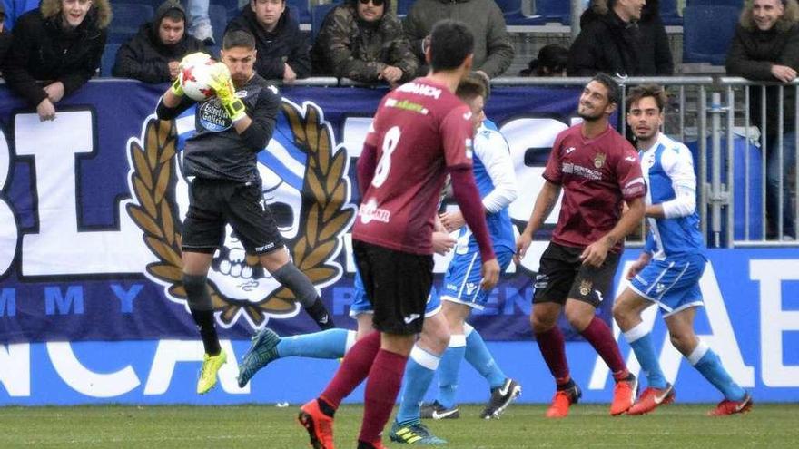 Álex Cobo atrapa el balón durante un ataque del Pontevedra.