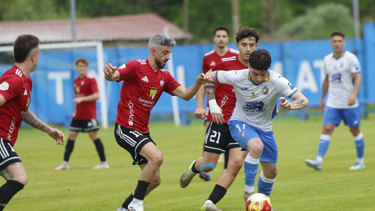 Un momento del partido de la ida.