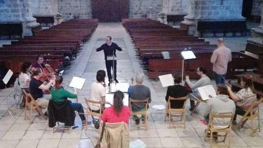 David Rivas dirige un ensayo previo al concierto de esta noche.