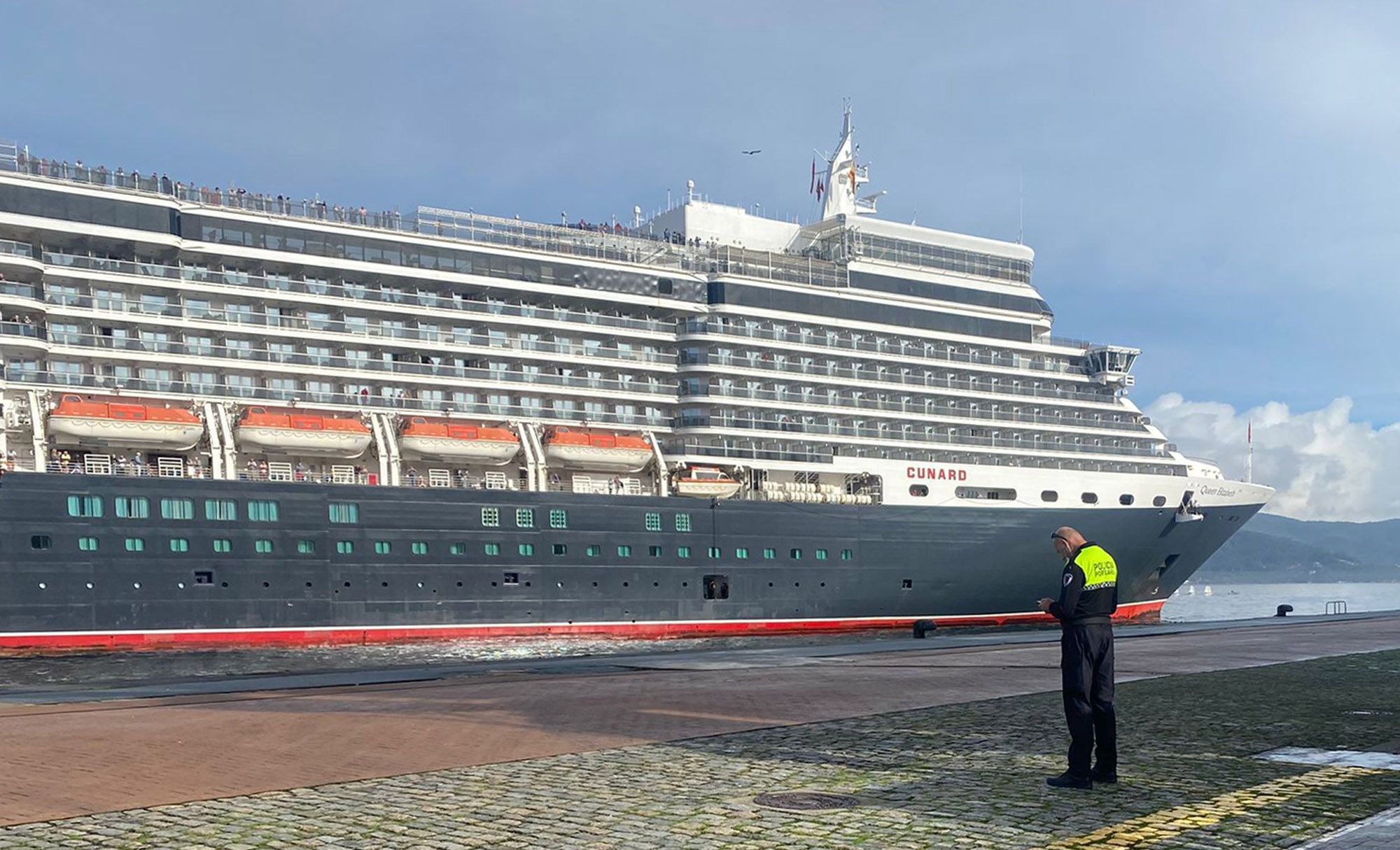 El crucero &quot;Queen Elizabeth&quot;, en plena maniobra de atraque hoy en la Estación Marítima de Vigo.