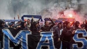 Ultras del Marsella en las calles de la ciudad.