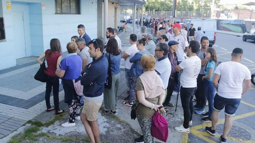 Abonados hacen cola para renovar este verano en Balaídos. // Alba Villar