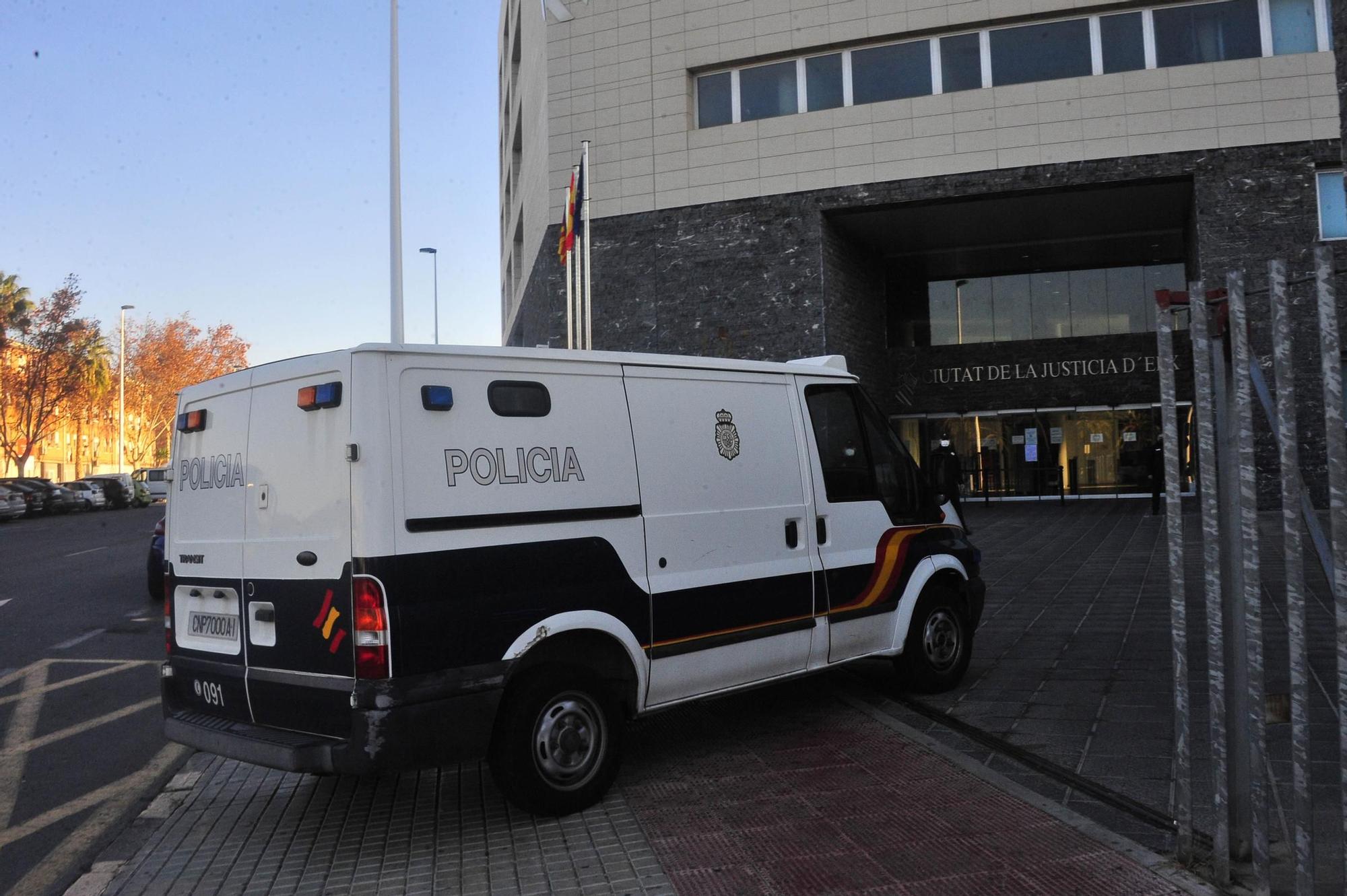 Llegada del presunto asesino de Elche a la Ciudad de la Justicia