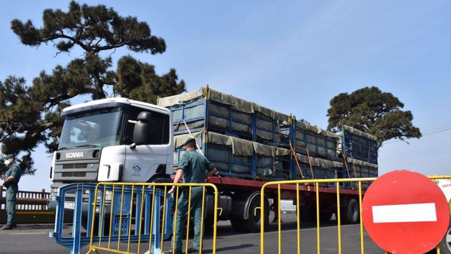 Puerto Naos sobrevive a trompicones al desastre del volcán de La Palma