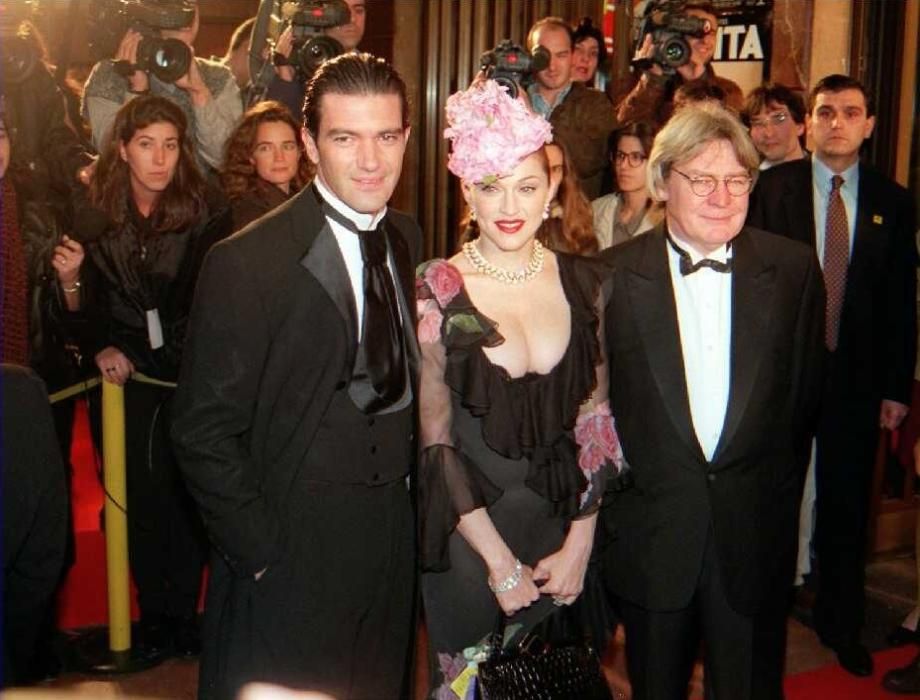 El actor Antonio Banderas junto a Madonna, protagonistas de la película "Evita" estrenada en Madrid.