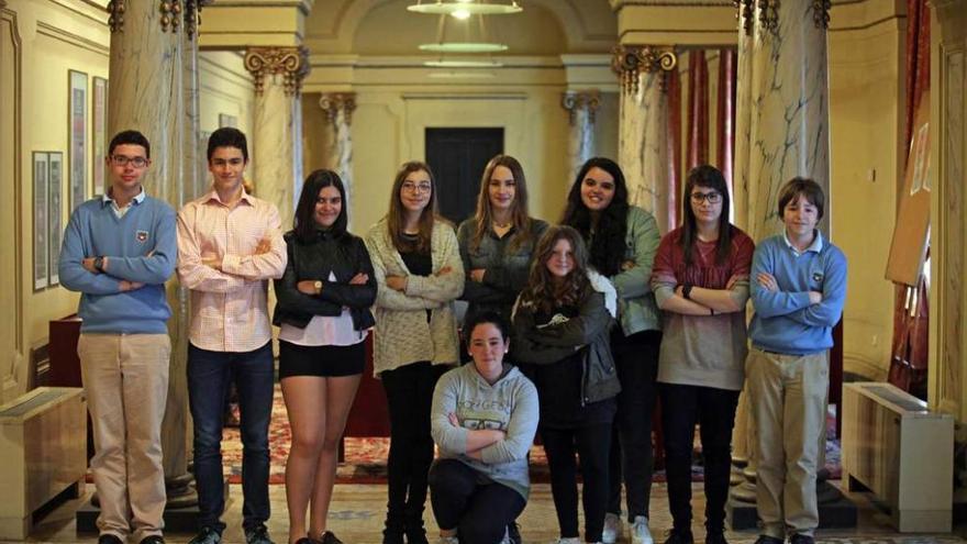 Representantes de los cuatro grupos de teatro de las Jornadas escolares, ayer, en el Palacio Valdés.