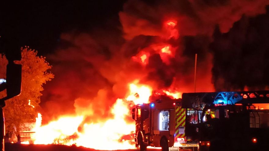 Els Bombers de la Generalitat, en el moment que arribaven a l'incendi al Polígon de Vilamalla