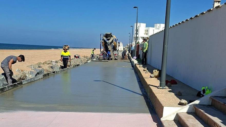 Almonte pone fecha al paseo marítimo de Matalascañas y defiende la zona azul: "Es una gestión adaptada a la realidad de la playa en temporada alta"