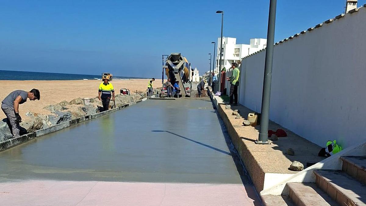 Imagénes de las obras del paseo marítimo de Matalascañas.