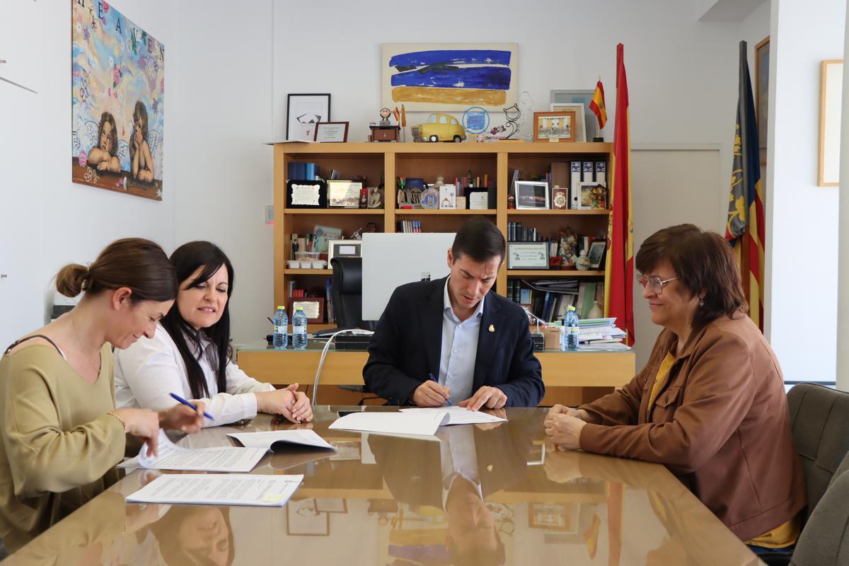 El alcalde, Rafa García, y la representante de la asociación firman el convenio.